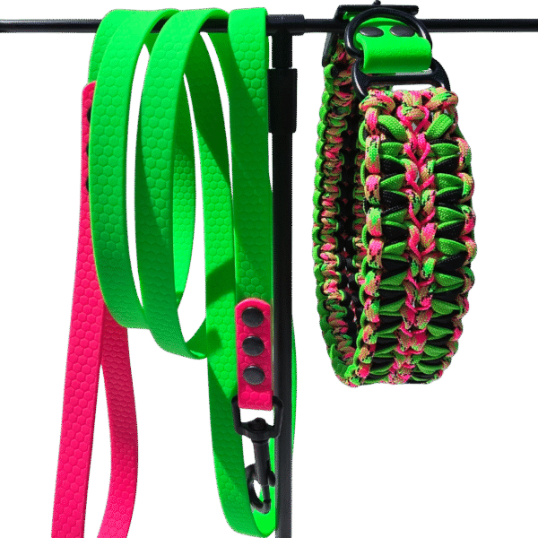combinatie paracord halsband en coated webbing lijn halsbanden en hondenlijnen zelf samenstellen Helmy's first watermeloen coated webbing watermeloen neon