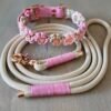 bloemenhalsband mocca en lavender roze met rosé hardware